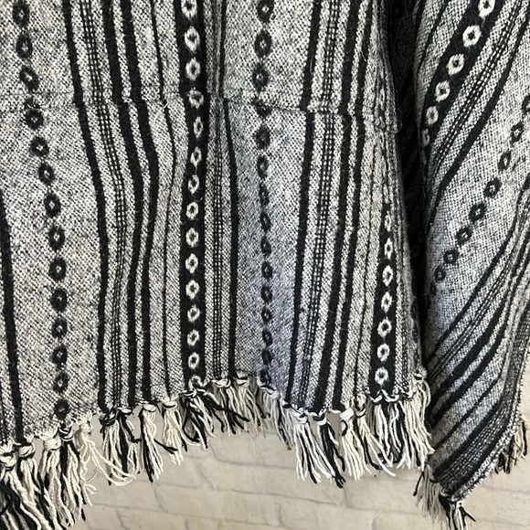 Boho Poncho Made in Nepal - Picture 5 of 10